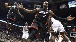 国际汽联颁奖典礼 诺里斯捧起年度车手冠军奖杯